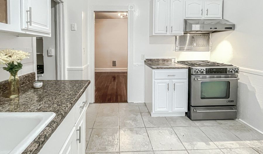 517 Brooks St, Bridgeport, CT 06608 - 3 Beds, 1 Bath