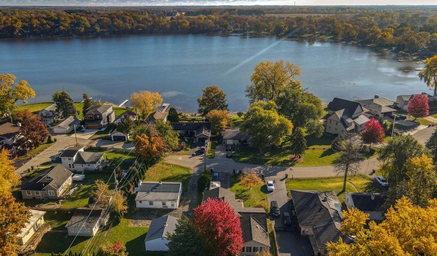 104 Lakewood Dr, Antioch, IL 60002 - 3 Beds, 3 Bath