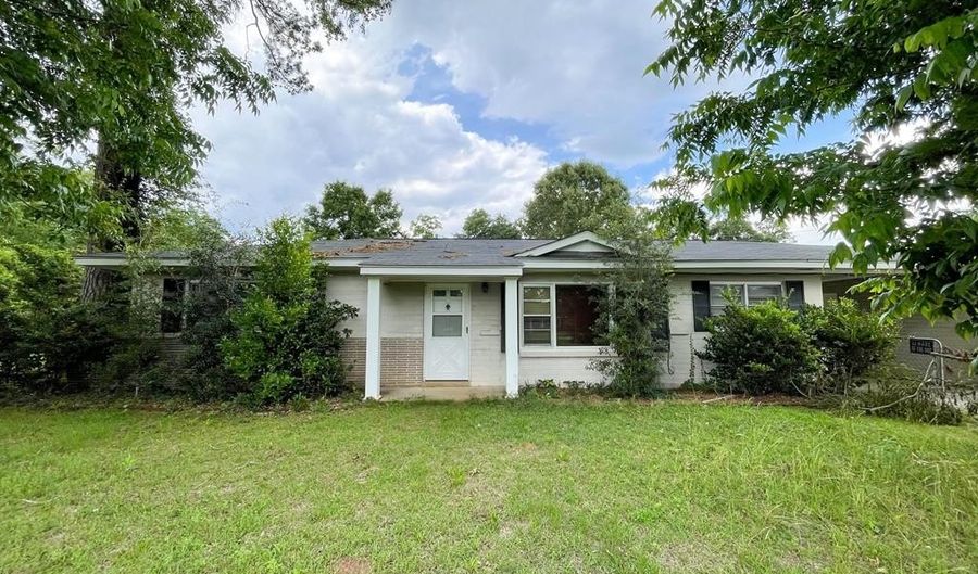 111 SE Rosewood Dr, Albany, GA 31705 - 3 Beds, 2 Bath