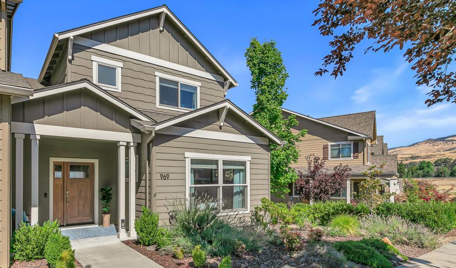 969 Camelot Dr, Ashland, OR 97520 - 3 Beds, 3 Bath