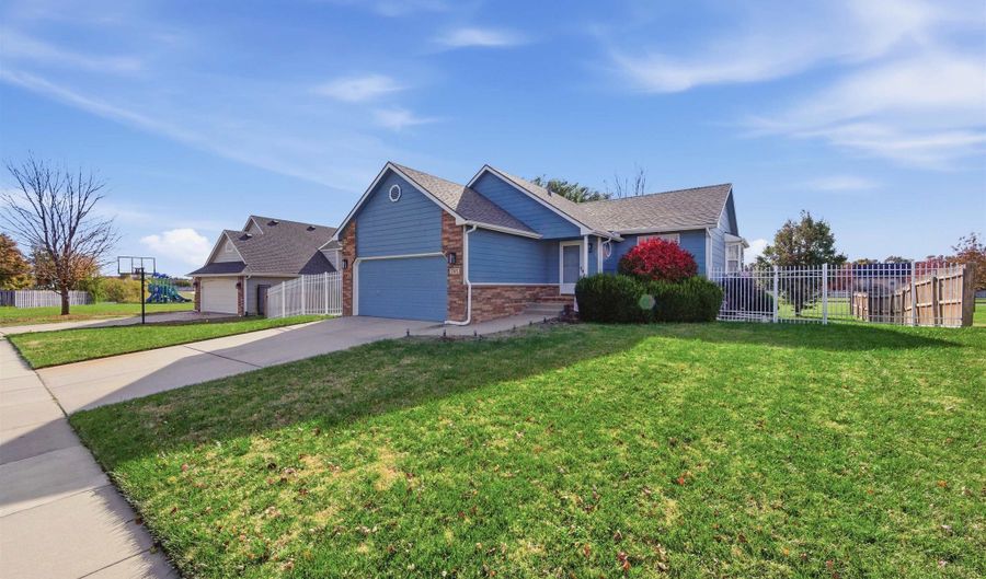 705 S Westview Cir, Andover, KS 67002 - 3 Beds, 3 Bath