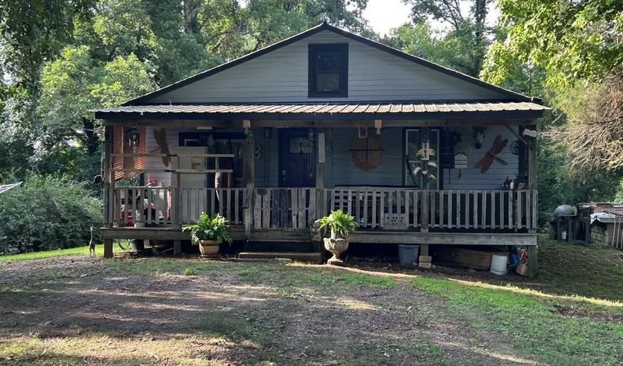 114 LINCOLN St, Big Sandy, TN 38221 - 2 Beds, 1 Bath
