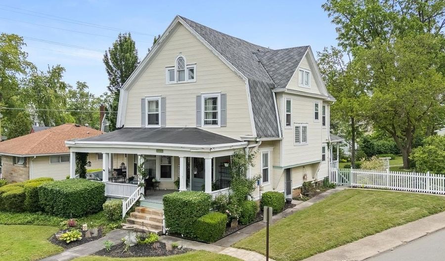 819 Center St, Ashland, OH 44805 - 4 Beds, 4 Bath