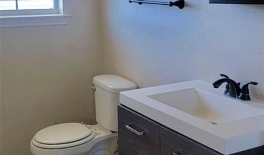 127 U.S. Highway 82, Annona, TX 75550 - 2 Beds, 1 Bath
