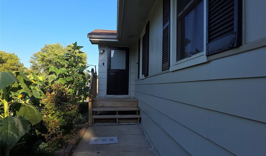 433 E Marion St, Des Moines, IA 50315 - 3 Beds, 2 Bath