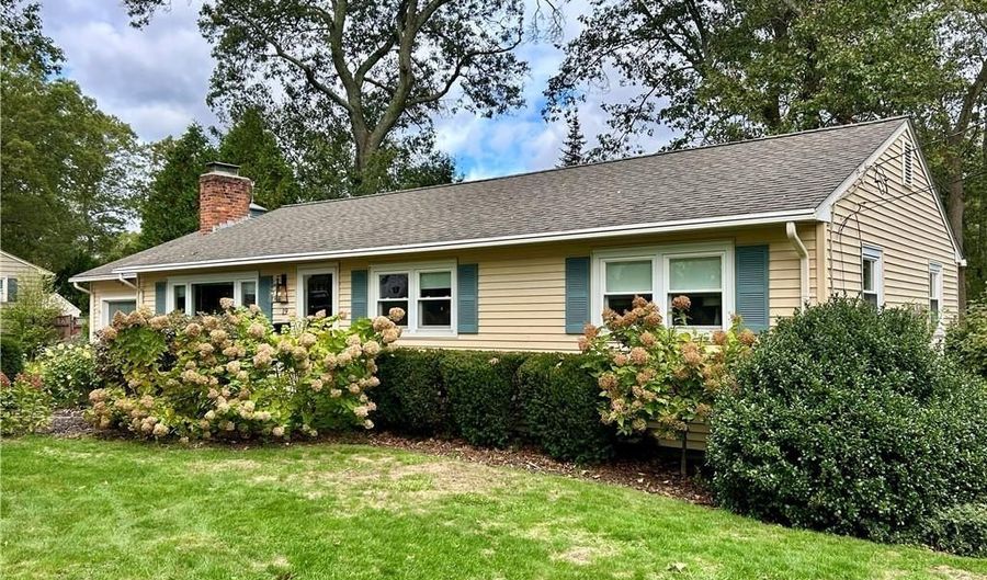 19 Terrace Dr, East Greenwich, RI 02818 - 3 Beds, 2 Bath