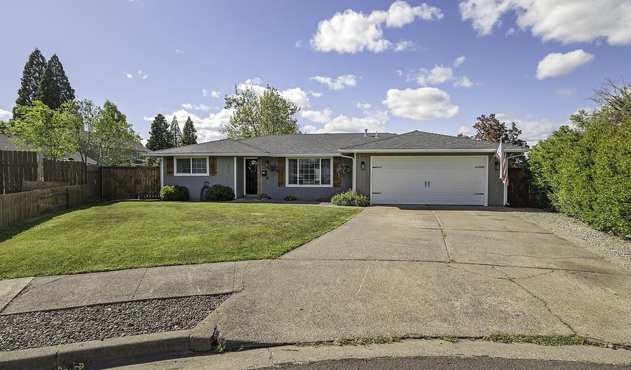 1011 Hermosa Dr, Central Point, OR 97502 - 4 Beds, 2 Bath