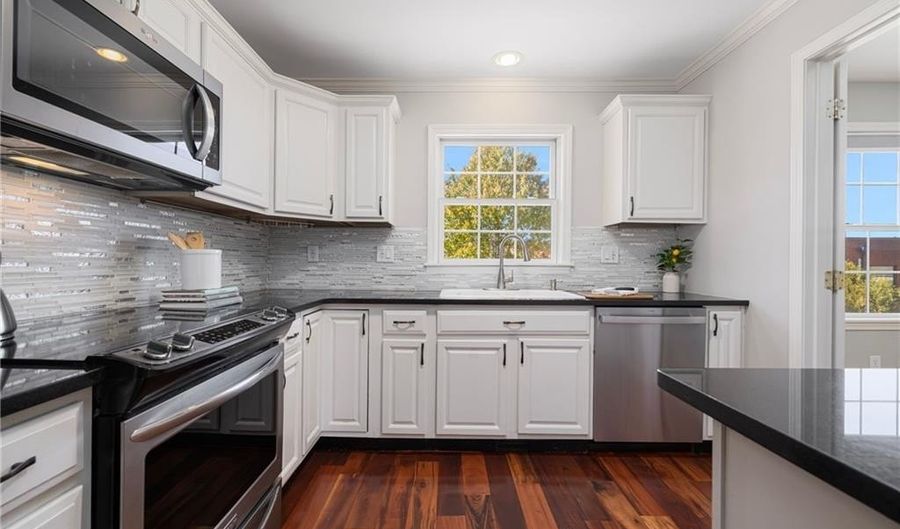 231 Maple Ave 204, Newport, RI 02840 - 3 Beds, 3 Bath
