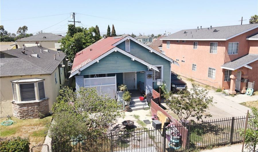 205 W 98th St, Los Angeles, CA 90003 - 3 Beds, 2 Bath