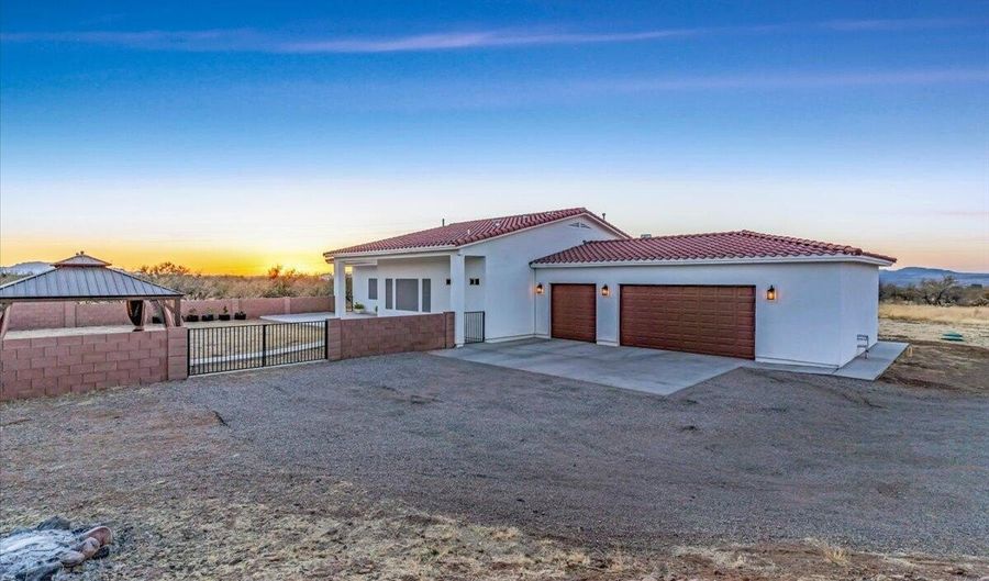 135 W Hawk Way, Amado, AZ 85645 - 3 Beds, 3 Bath