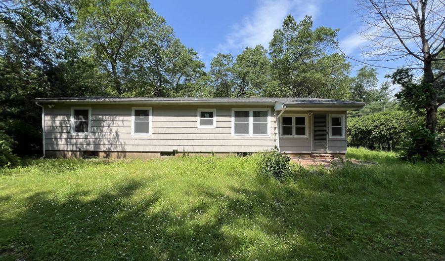 52 Sylvan St, Avon, CT 06001 - 3 Beds, 1 Bath