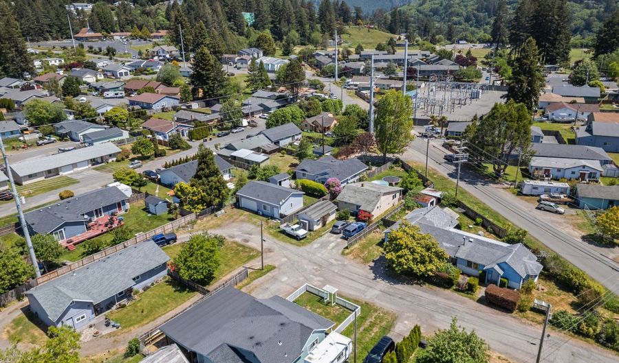 409 PACIFIC Ave, Brookings, OR 97415 - 3 Beds, 2 Bath