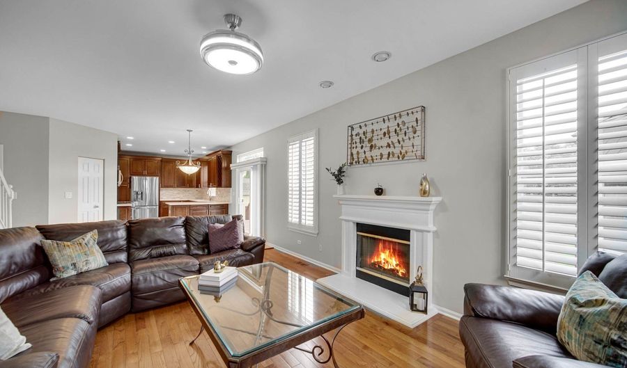 6 Yorkshire Ct, Algonquin, IL 60102 - 4 Beds, 4 Bath