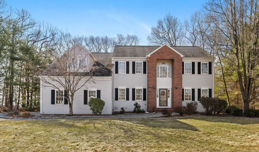 33 Roxbury Ct, Cheshire, CT 06410 - 5 Beds, 5 Bath