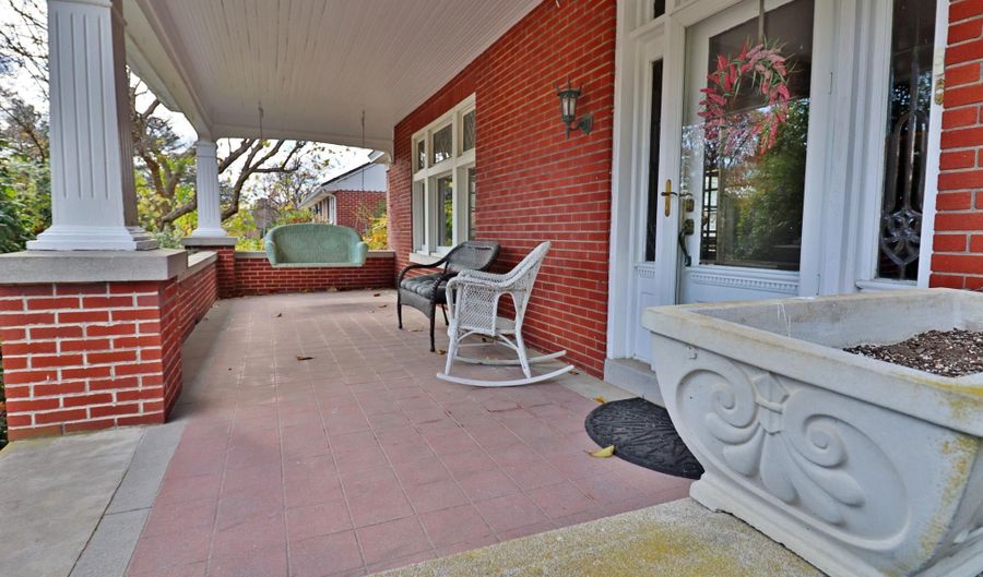 320 S 9TH St, Akron, PA 17501 - 4 Beds, 3 Bath