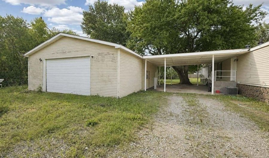 809 W 9th St, Baxter Springs, KS 66713 - 2 Beds, 2 Bath