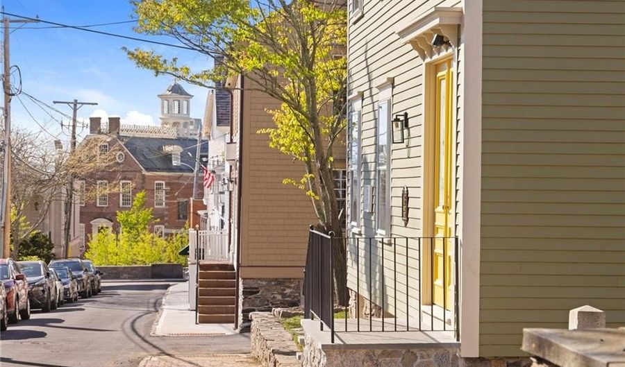 18 Barney St 2, Newport, RI 02840 - 2 Beds, 1 Bath
