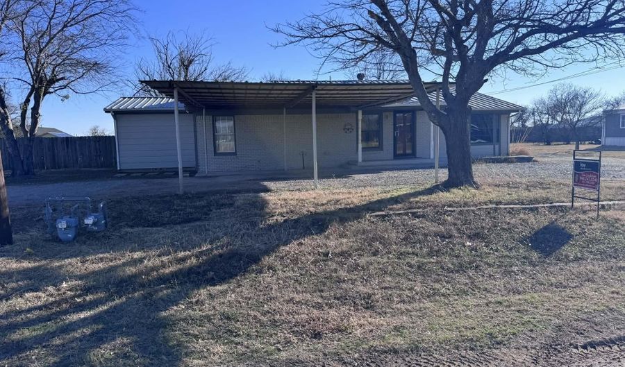 108 E SOUTH St, Archer City, TX 76351 - 4 Beds, 2 Bath