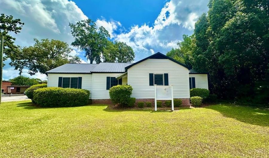 1102 N Hutchinson, Adel, GA 31620 - 0 Beds, 0 Bath