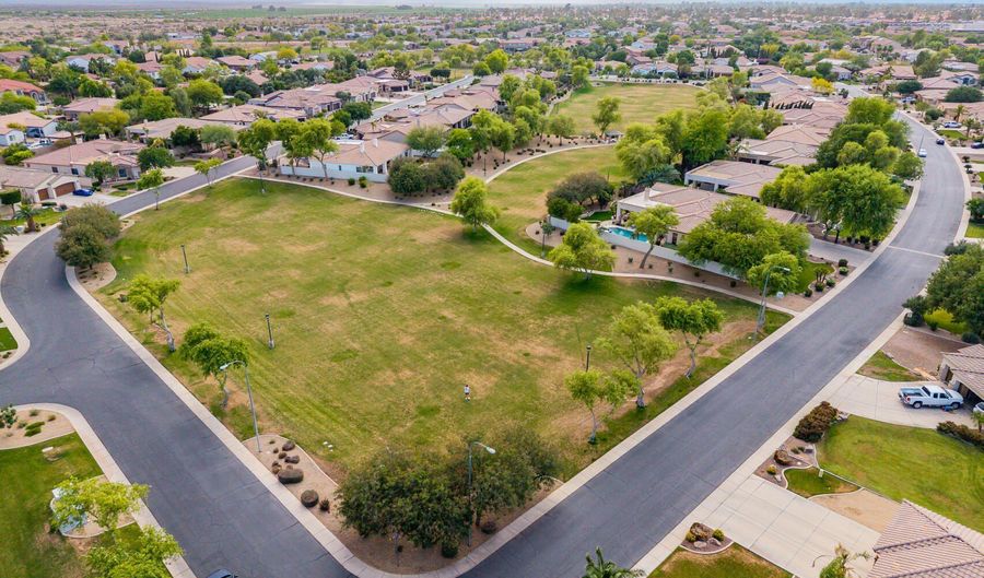 733 E FIELDSTONE Pl, Chandler, AZ 85249 - 5 Beds, 3 Bath