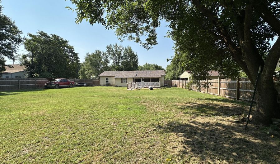 111 W Lee St, Aurora, MO 65605 - 3 Beds, 2 Bath
