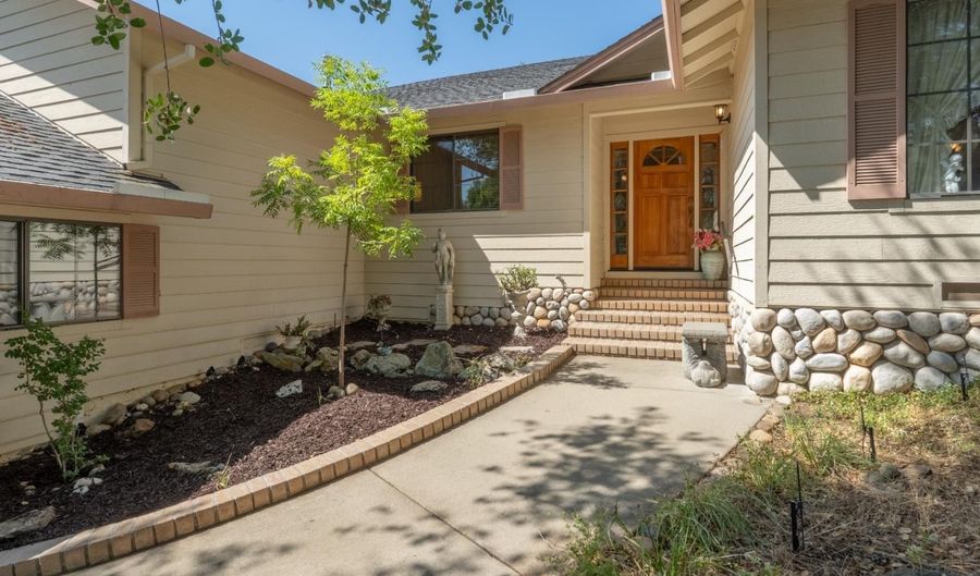 220 Mistletoe, Angels Camp, CA 95222 - 3 Beds, 2 Bath