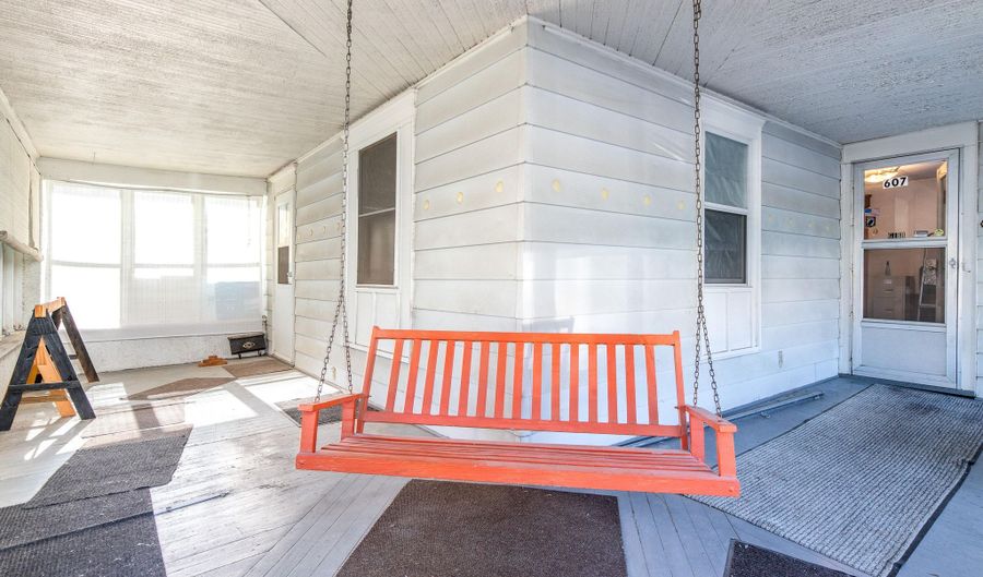 607 6th St, Ames, IA 50010 - 3 Beds, 2 Bath