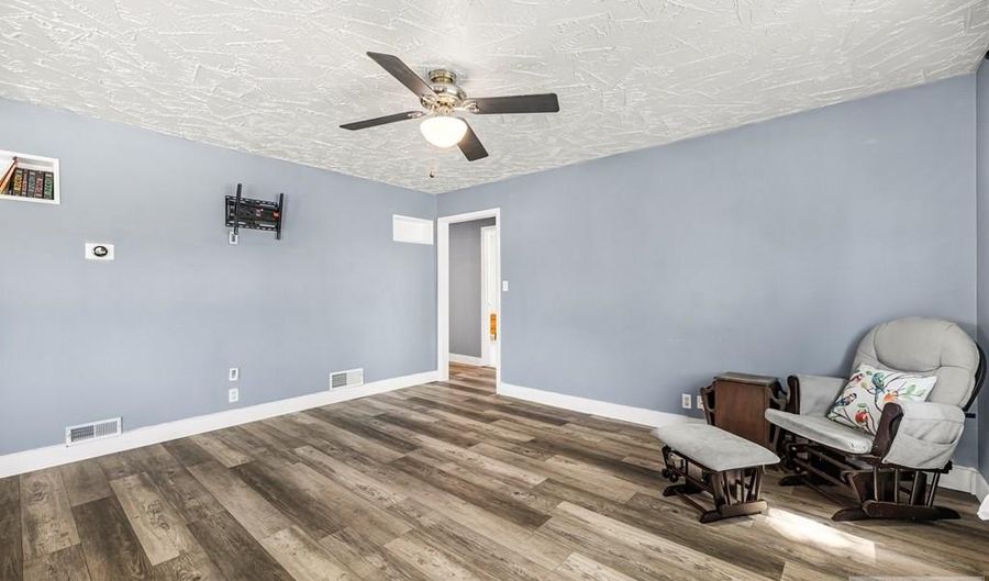 211 Collins St, Blackfoot, ID 83201 - 3 Beds, 2 Bath