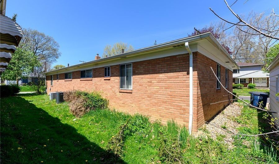 219-221 Kenwood Ave, Akron, OH 44313 - 4 Beds, 2 Bath