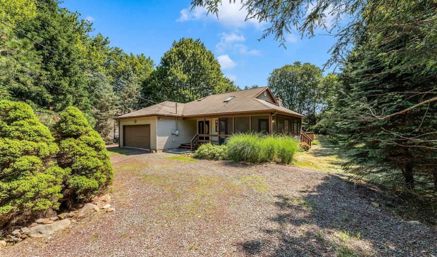 28 Penn Forest Trl, Albrightsville, PA 18210 - 3 Beds, 2 Bath