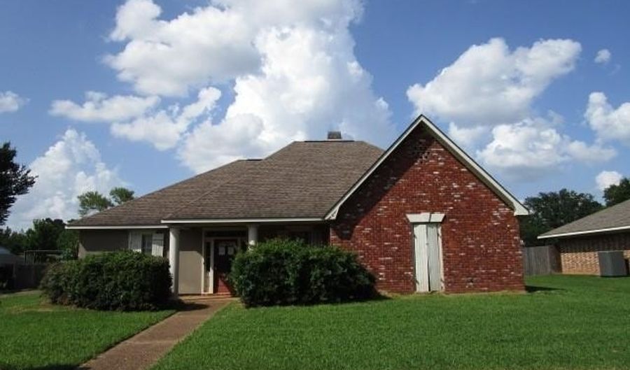 429 HIGHPOINT Dr, Alexandria, LA 71303 - 4 Beds, 3 Bath