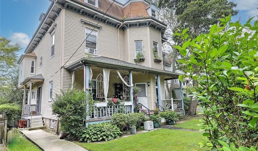 571 Spring St, Newport, RI 02840 - 8 Beds, 3 Bath