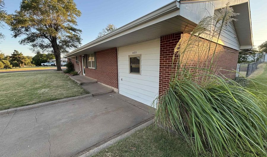 423 Ave J, Beaver, OK 73932 - 4 Beds, 2 Bath