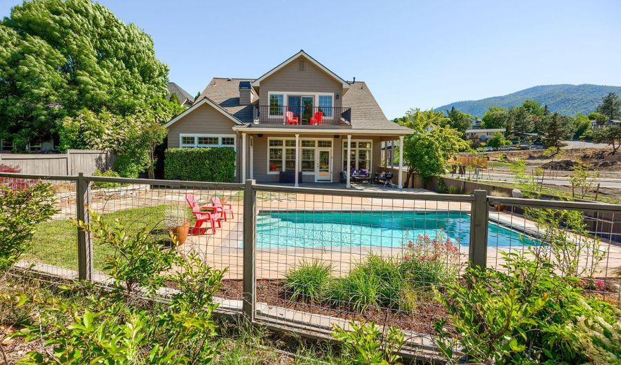 403 Briscoe Pl, Ashland, OR 97520 - 4 Beds, 3 Bath