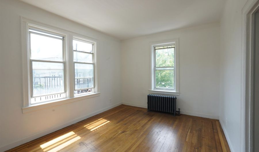 573 AVENUE E 4, Bayonne, NJ 07002 - 3 Beds, 1 Bath