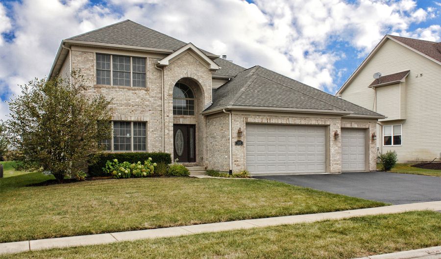 5267 Greenshire Cir, Lake In The Hills, IL 60156 - 4 Beds, 3 Bath