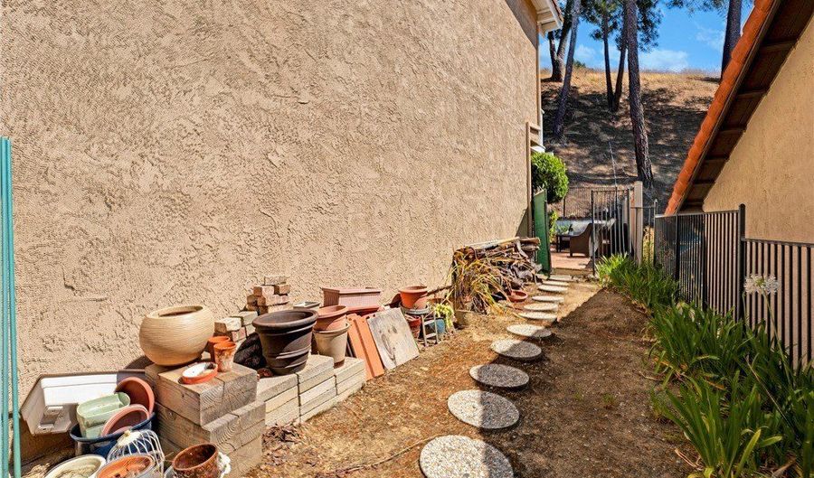 28702 Eagleton St, Agoura Hills, CA 91301 - 5 Beds, 3 Bath
