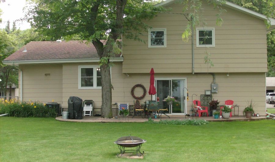 1521 S 7th St, Aberdeen, SD 57401 - 3 Beds, 3 Bath