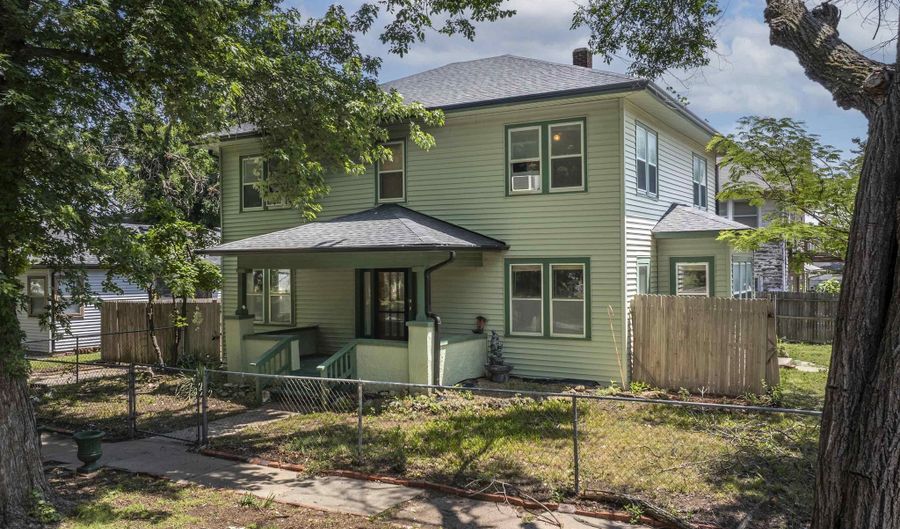 404 N 2nd St, Arkansas City, KS 67005 - 4 Beds, 2 Bath