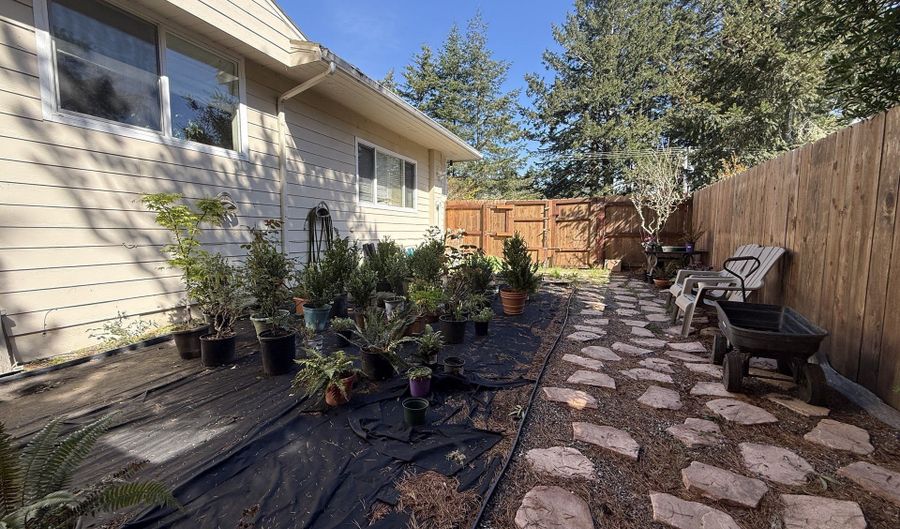 1099 PARKVIEW Dr, Brookings, OR 97415 - 3 Beds, 2 Bath
