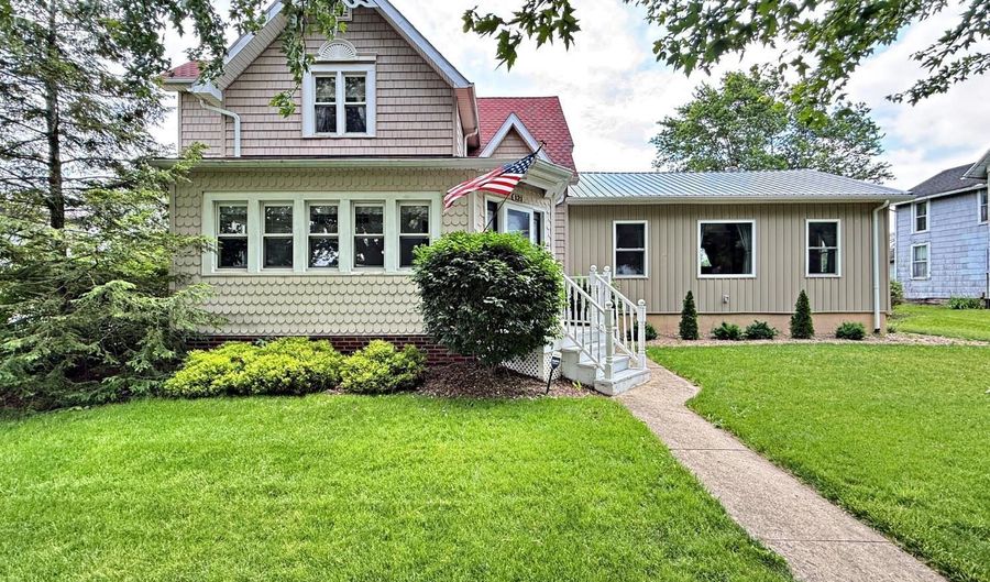 121 N Main St, Attica, OH 44807 - 3 Beds, 3 Bath