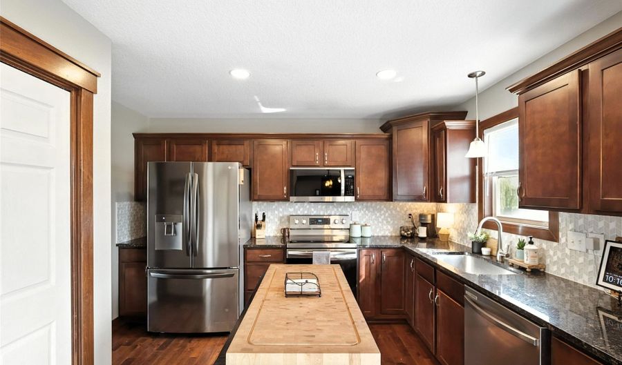 2723 4th Ave SE, Altoona, IA 50009 - 4 Beds, 3 Bath