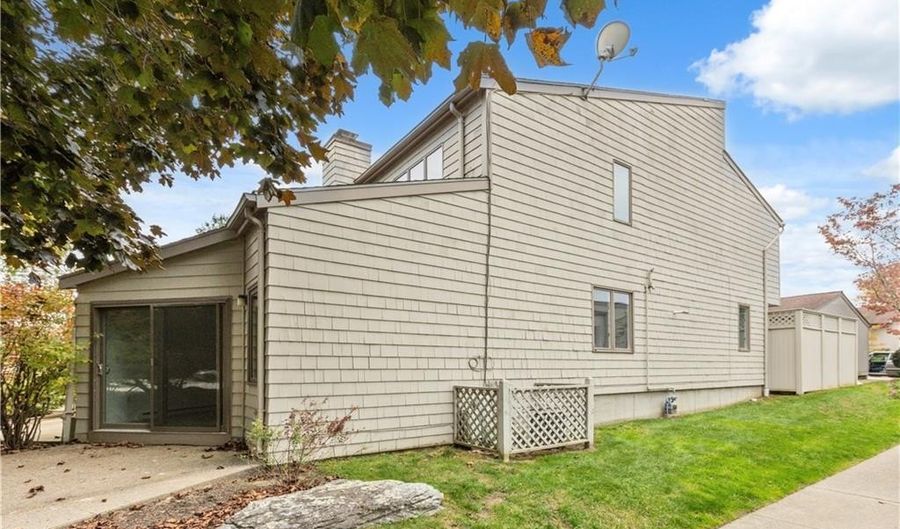 71 Sea Breeze Ln 71, Bristol, RI 02809 - 2 Beds, 3 Bath