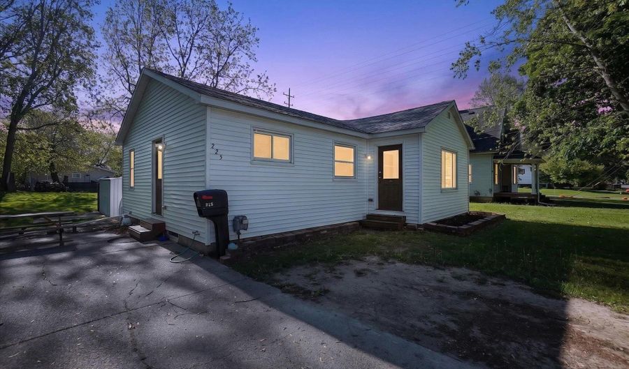 225 Grafton Ave, Alma, MI 48801 - 2 Beds, 1 Bath