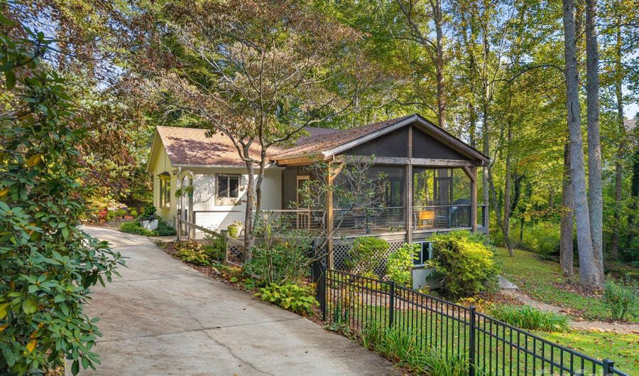 23 Shelby Dr, Asheville, NC 28803 - 3 Beds, 2 Bath