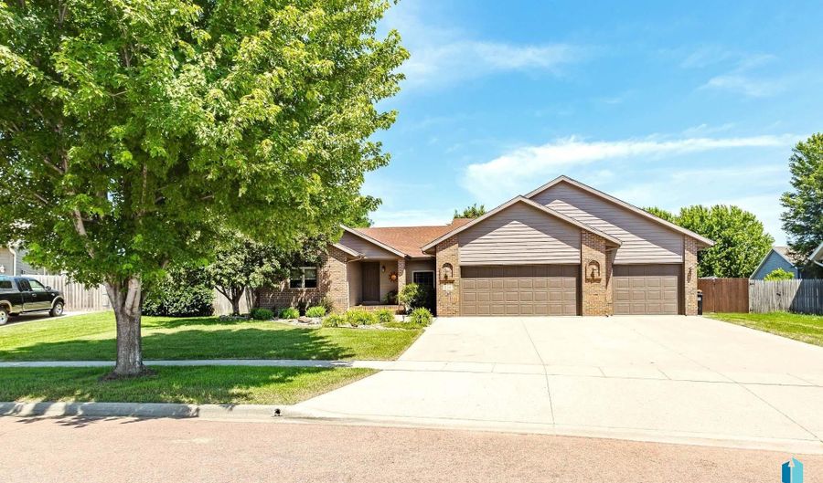 216 W Mountain Ash St, Brandon, SD 57005 - 6 Beds, 3 Bath