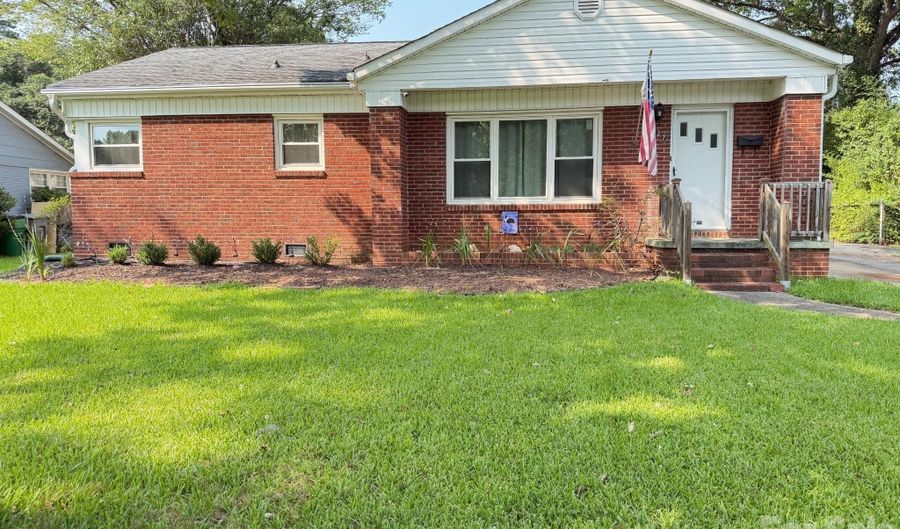 1327 Dresden Dr W, Charlotte, NC 28205 - 3 Beds, 2 Bath