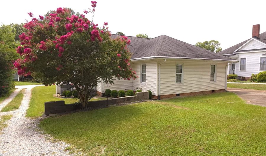 102 Wardlaw St, Abbeville, SC 29620 - 3 Beds, 2 Bath