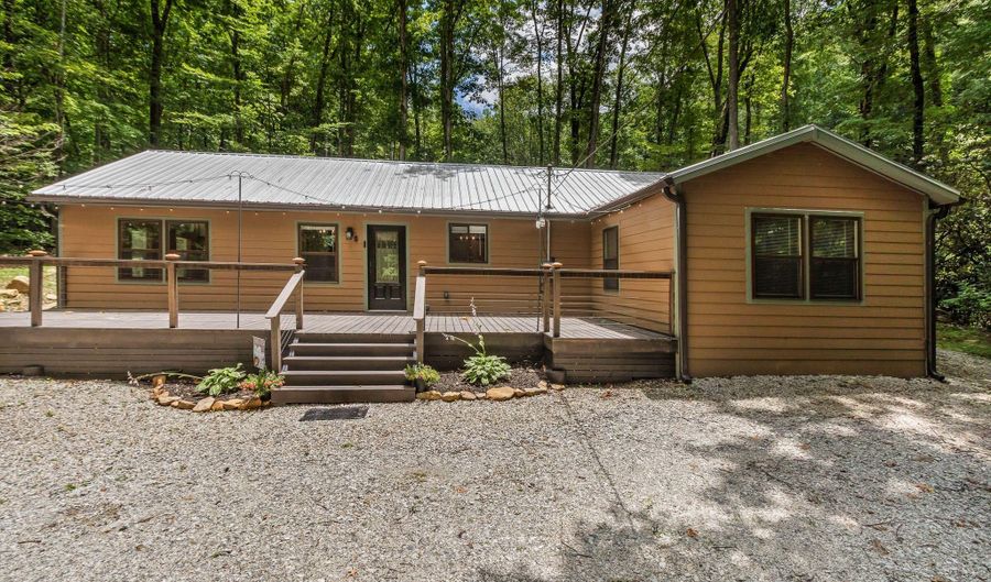 2052 Granny Squirrel Dr, Andrews, NC 28901 - 2 Beds, 3 Bath