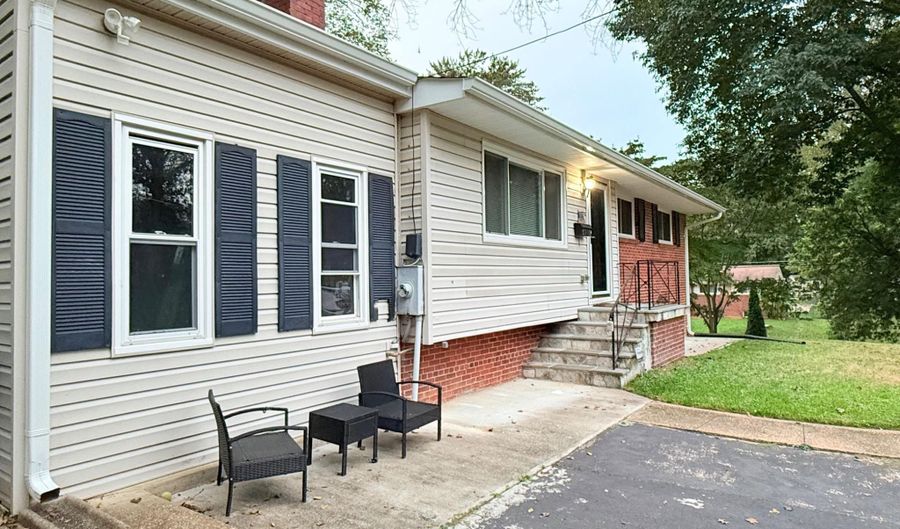 6910 FERN Pl, Annandale, VA 22003 - 3 Beds, 2 Bath